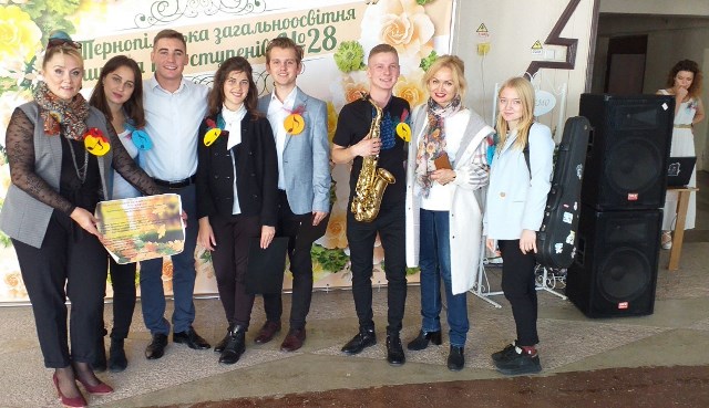 Концертна група під керівництвом доцента каф. музикознавства Л.Ороновської